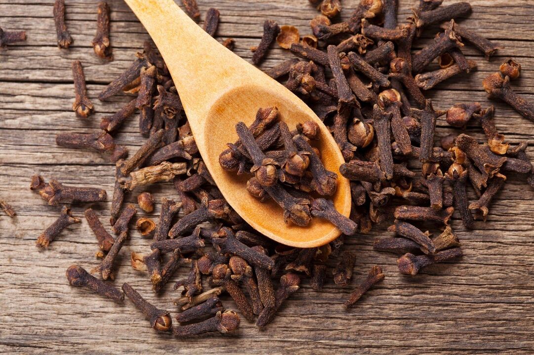 dried cloves from pests