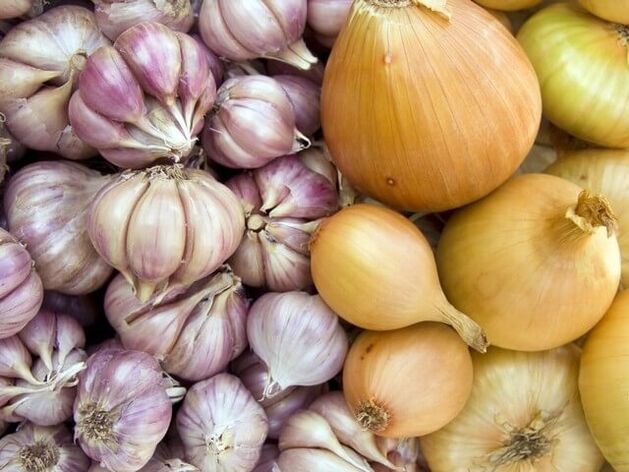 Fresh onion with garlic to get rid of worms